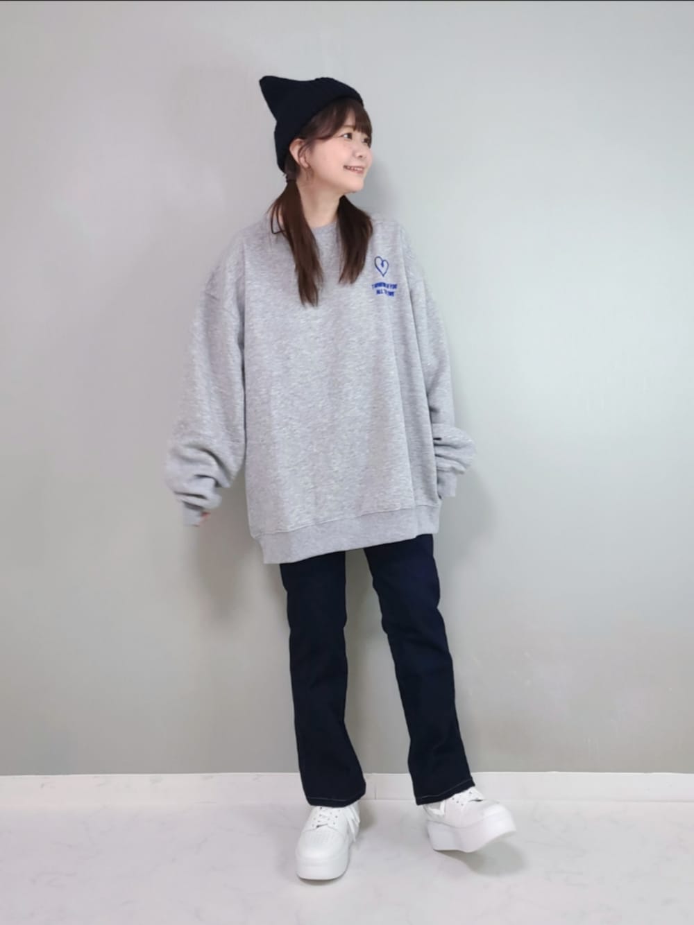 「PR、make a ray!、スウェット、スポーツミックス、秋コーデ、シンプル、プチプラ、ストリート」｜「make a ray!のハートモチーフ刺繍 袖ライン サークルロゴ ラフスウェット/ストリートデザイン/ビッグシルエット/ 大人こなれ感/ ユニセックス/ 裏起毛/ 24AW（スウェット、グレー系）」を使った、パン粉さん（レディース・151cm）の秋コーディネートの1枚目の写真