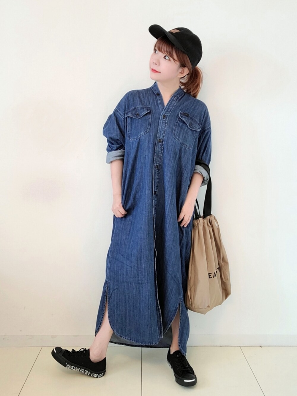 「URBANRESEARCHROSSO、アーバンリサーチロッソ、zucca、ズッカ、キャップ、秋コーデ、秋服準備はじめました、秋トレンド2021、デニム、デニムワンピース、スニーカーコーデ、コンバース、大人カジュアル、休日スタイル、シンプル」｜「FREAK'S STOREのKiU/ キウ 別注 ECO BAG（エコバッグ/サブバッグ、ベージュ系）」を使った、パン粉さん（レディース・151cm）の秋コーディネートの1枚目の写真
