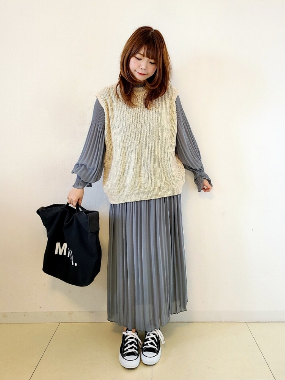 「URBAN RESEARCH ROSSO、アーバンリサーチロッソ、Crisp、クリスプ、ニットベスト、プリーツスカート、プリーツワンピース、レイヤードスタイル、秋コーデ、秋トレンド2021、コンバース、シンプル、くすみカラー、休日スタイル、秋服準備はじめました」｜「MARGARET HOWELLのHEAVY COTTON CANVAS（ショルダーバッグ、ブラック系）」を使った、パン粉さん（レディース・151cm）の秋コーディネートの1枚目の写真
