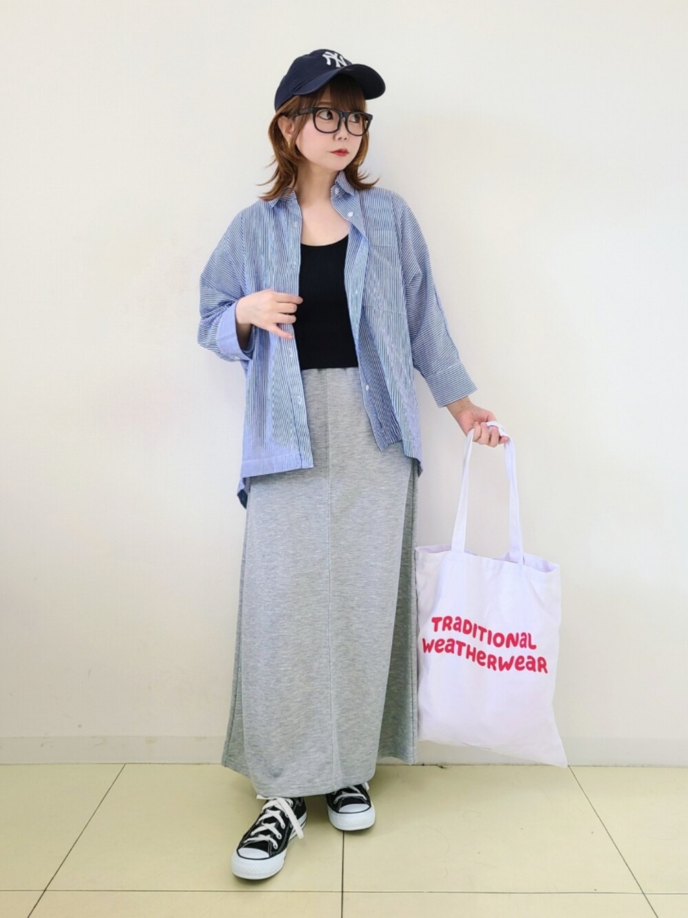 ブルー系のシャツ/ブラウス、ブラック系のタンクトップ、グレー系のスカートを着用したレディースの夏コーディネートの1枚目の写真