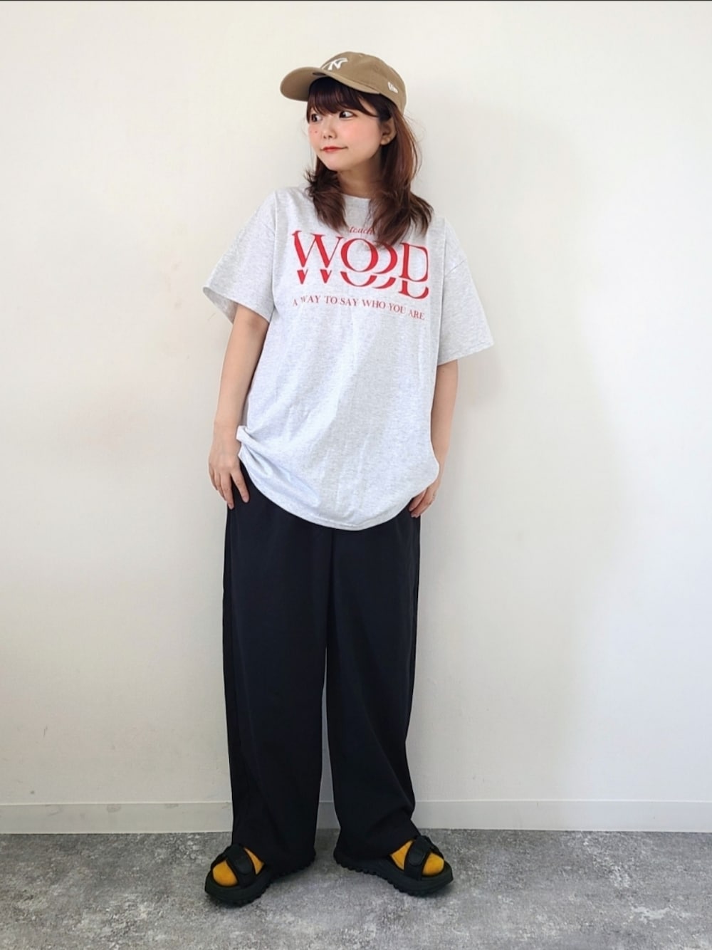 「mivialoca、ロゴT、ビッグシルエット、プチプラ、GU、メンズライク、キャップ、シンプルコーデ、休日スタイル、初夏コーデ」｜「mi via locaのGILDAN前後ロゴプリントロングスリーブTシャツ【MVL001】（Tシャツ/カットソー、ベージュ系）」を使った、パン粉さん（レディース・151cm）の春コーディネートの1枚目の写真