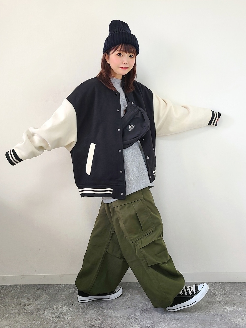 「confirm、コンファーム、スタジャン、WEARハロウィン2022、ストリート、メンズライク、カーゴパンツ、ニット帽、スニーカー、ビッグシルエット、オーバーサイズ、秋冬コーデ、休日スタイル、プチプラ、GU」｜「ConfirmのPEメルトンルーズスタジャン【Confirm】（スタジャン、ブラック系）」を使った、パン粉さん（レディース・151cm）の秋コーディネートの1枚目の写真
