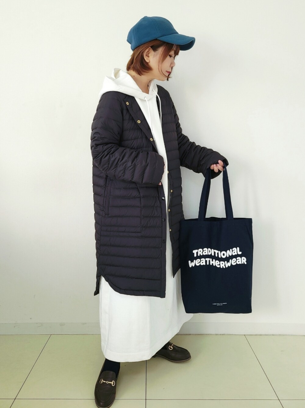 「Traditional Weatherwear、トラディショナルウェザーウエア、TWW、ダウンコート、ダウンジャケット、パーカー、クリスマスに着たい服、休日スタイル、シンプル、シンプルコーデ、キャップ、トートバッグ、マイベストコーデ2021、冬コーデ、STOP 誹謗中傷」｜「Traditional WeatherwearのARKLEY LONG DOWN PACKABLE/アークリー ロングダウン パッカブル（ダウンジャケット/コート、ブラック系）」を使った、パン粉さん（レディース・151cm）の冬コーディネートの1枚目の写真