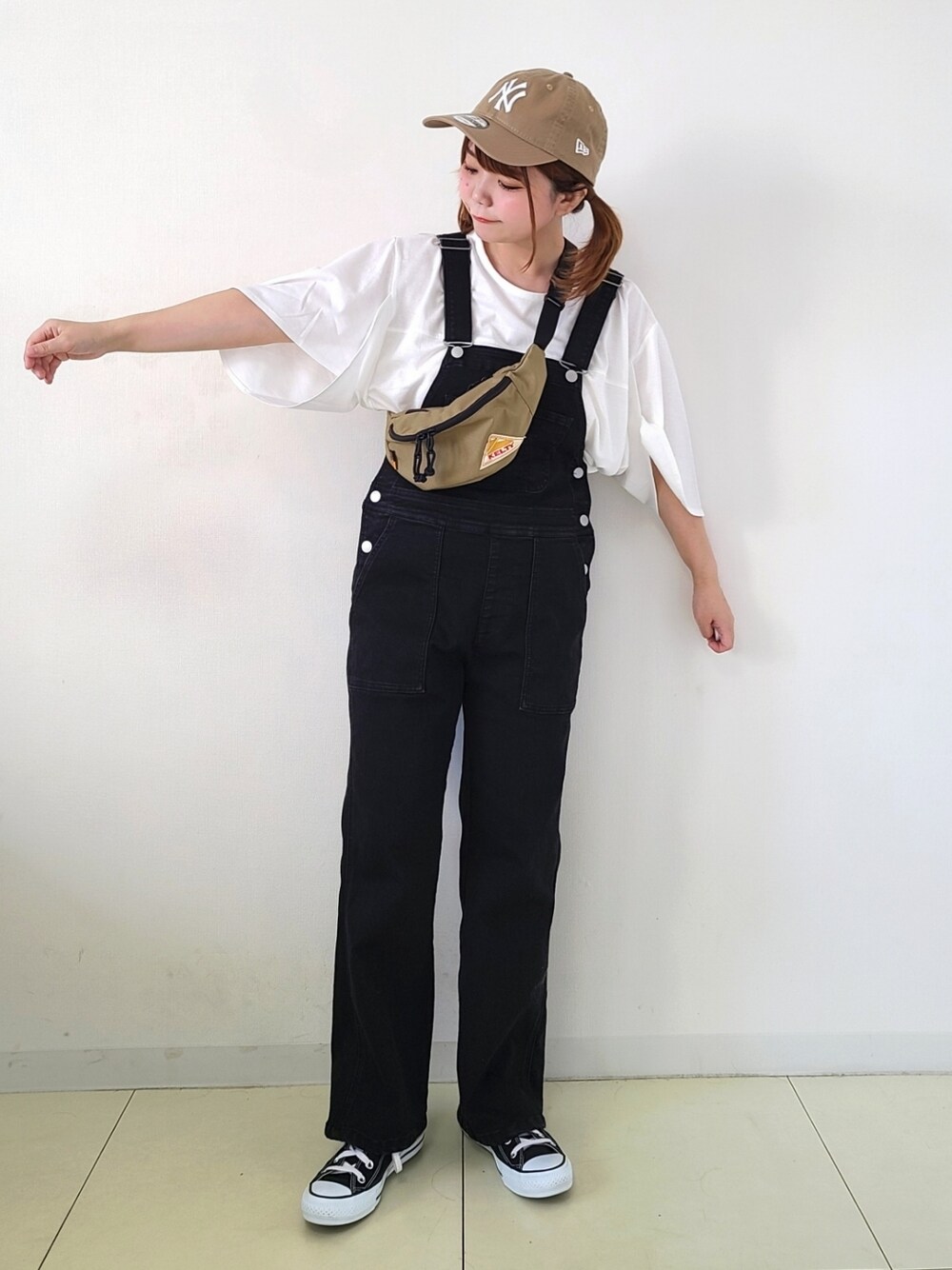 「dukkah、dukkah_pr、dukkah_girl、古着女子、オーバーオール、モノトーン、プチプラ、キャップ、NEW ERA、シンプルコーデ、サロペット、夏コーデ、休日スタイル、メンズライク、ストリート」｜「DuKKahのDukkah/【低身長向け】フレアオーバーオール（サロペット/オーバーオール、ブラック系）」を使った、パン粉さん（レディース・151cm）の夏コーディネートの1枚目の写真