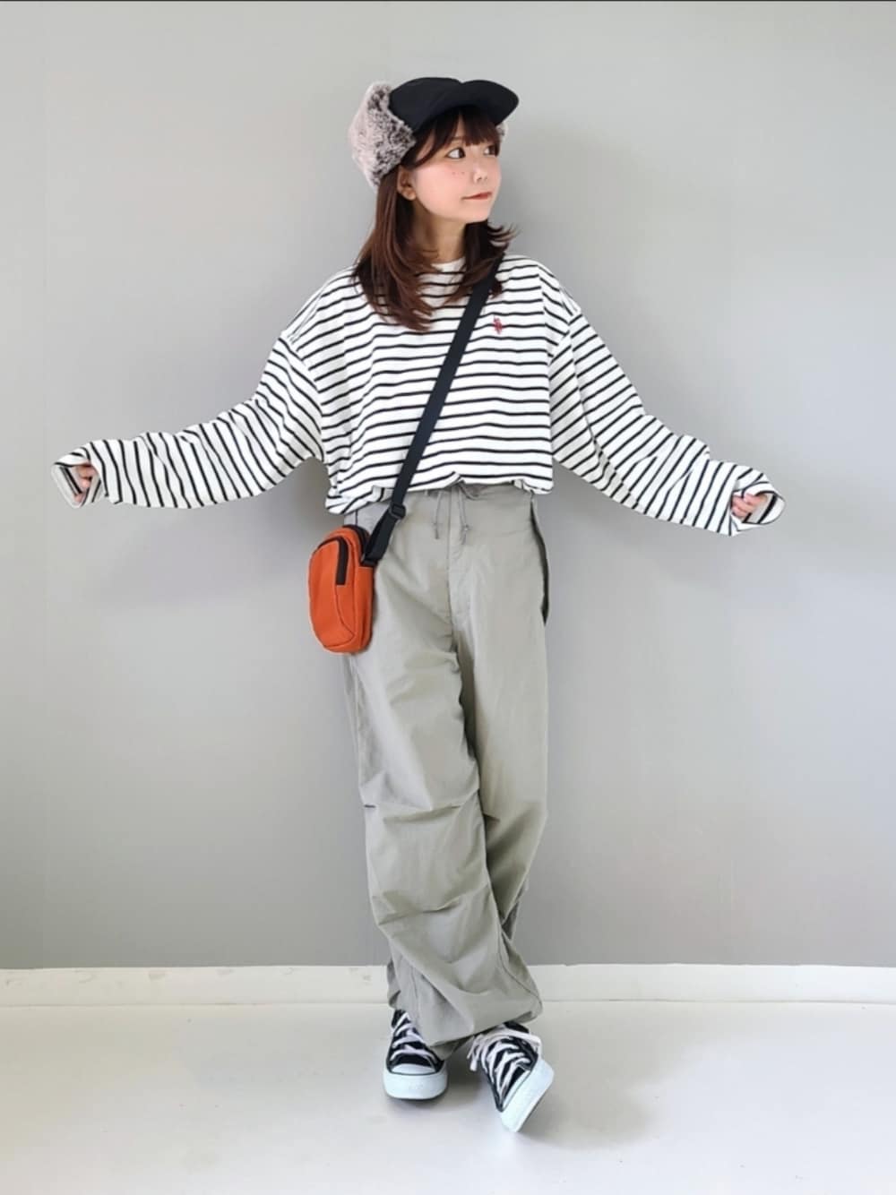 「GeeRA、geera_ootd、ジーラ、ボーダー、ロンT、フライトキャップ、ミニバッグ、ショルダーバッグ、休日スタイル、シンプルコーデ、淡色コーデ、秋服準備はじめました、スニーカー、プチプラ、コンバース」｜「U.S. POLO ASSN.の2023 AW 【U.S. POLO ASSN.】オーバーサイズ刺しゅうロンT（Tシャツ/カットソー、ホワイト系）」を使った、パン粉さん（レディース・151cm）の夏コーディネートの1枚目の写真