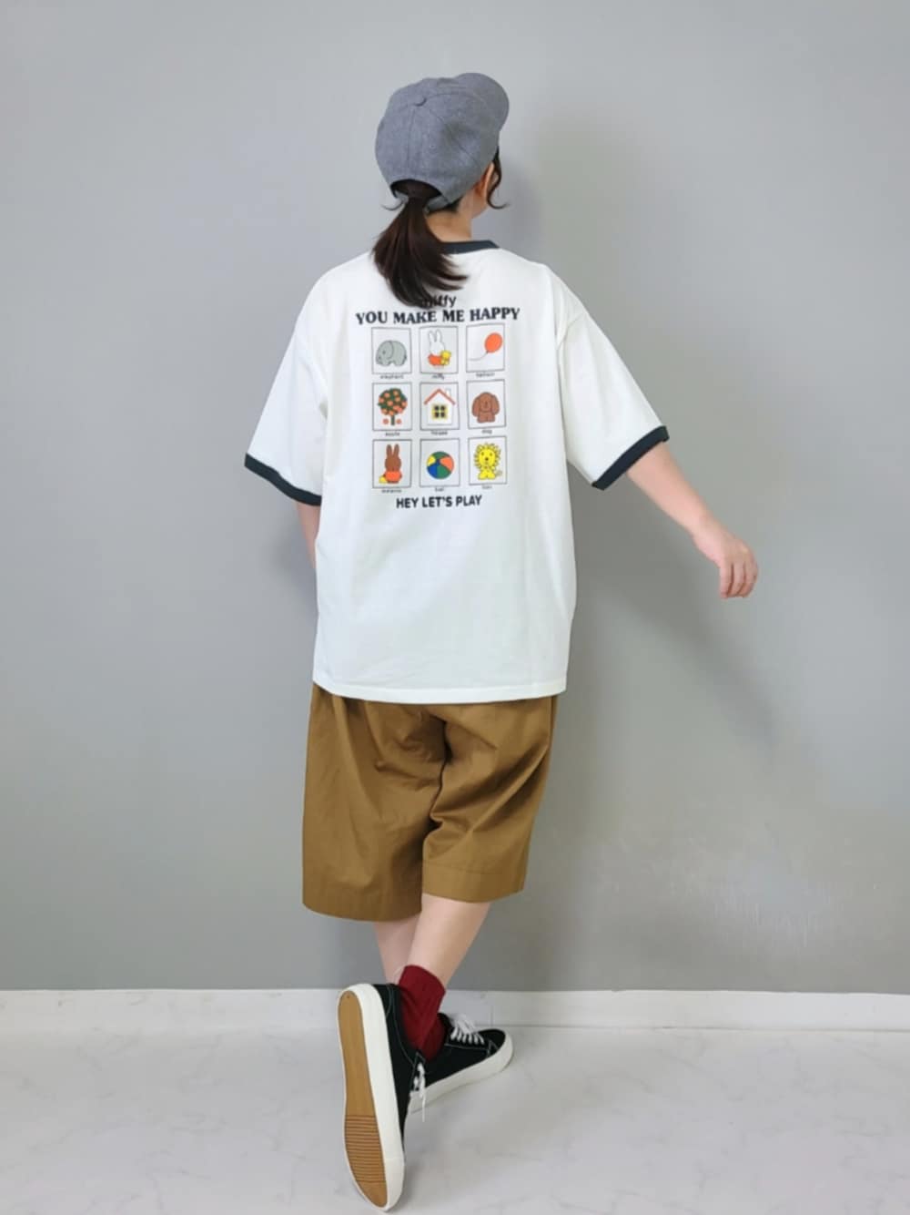 ブラック系のTシャツ/カットソーを着用したレディースの夏コーディネートの1枚目の写真