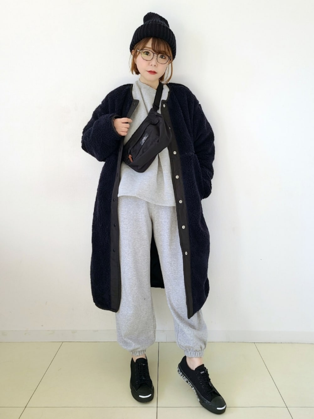 ブルー系のノーカラージャケット、グレー系のスウェット、グレー系のスウェットパンツを着用したレディースの秋コーディネートの1枚目の写真