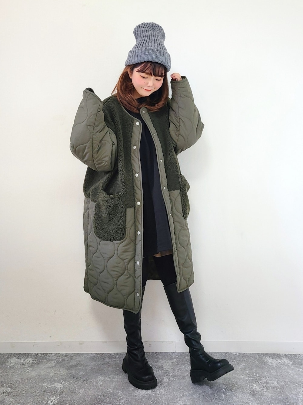 「reca、recaコーデ、クリスマスに着たい服、キルティング、キルティングコート、ボア、ボアジャケット、冬コーデ、マイベストコーデ2022、休日スタイル、プチプラ、ニット帽、ロングブーツ、シンプルコーデ」｜「recaのノーカラーボア×ひょうたんキルトコート（その他アウター、グリーン系）」を使った、パン粉さん（レディース・151cm）の冬コーディネートの1枚目の写真