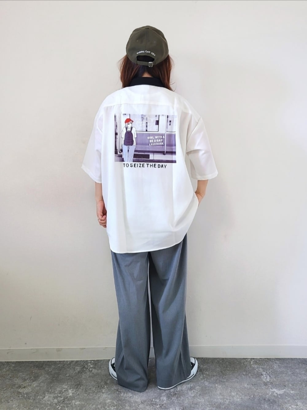 「johnscloset、ジョンズクローゼット、redcapgirl、バックプリント、GU、メンズライク、ストリート、キャップ、休日スタイル、シンプルコーデ、春夏コーデ、スニーカー、コンバース、ゆるコーデ」｜「Red Cap Girlの【a-r】〔Red Cap Girl/レッドキャップガール〕ナチュラルストレッチポリエステル バックプリント ルーズサイズ半袖シャツ（シャツ/ブラウス、ホワイト系）」を使った、パン粉さん（レディース・151cm）の春コーディネートの1枚目の写真