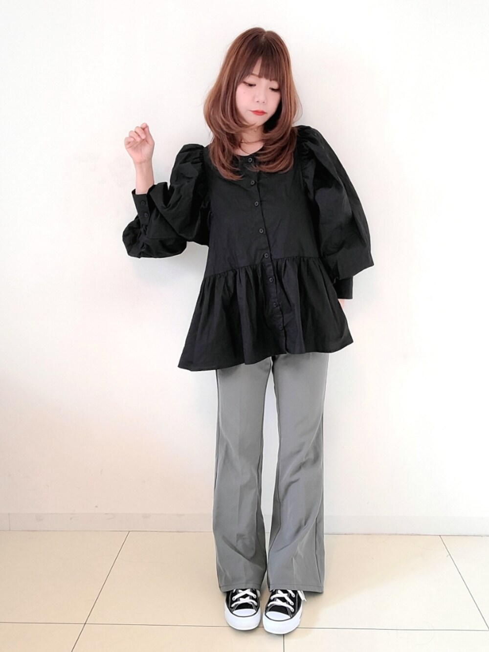 「sakishimatokyo、サキシマamp、秋コーデ、秋服準備はじめました、シンプル、ボリューム袖、休日スタイル、カラーパンツ、コンバース、プチプラ、スニーカーコーデ、モノトーン、フレアパンツ、シンプルコーデ、大人カジュアル」｜「GUのアイテム（パンツ、グリーン系）」を使った、パン粉さん（レディース・151cm）の秋コーディネートの1枚目の写真
