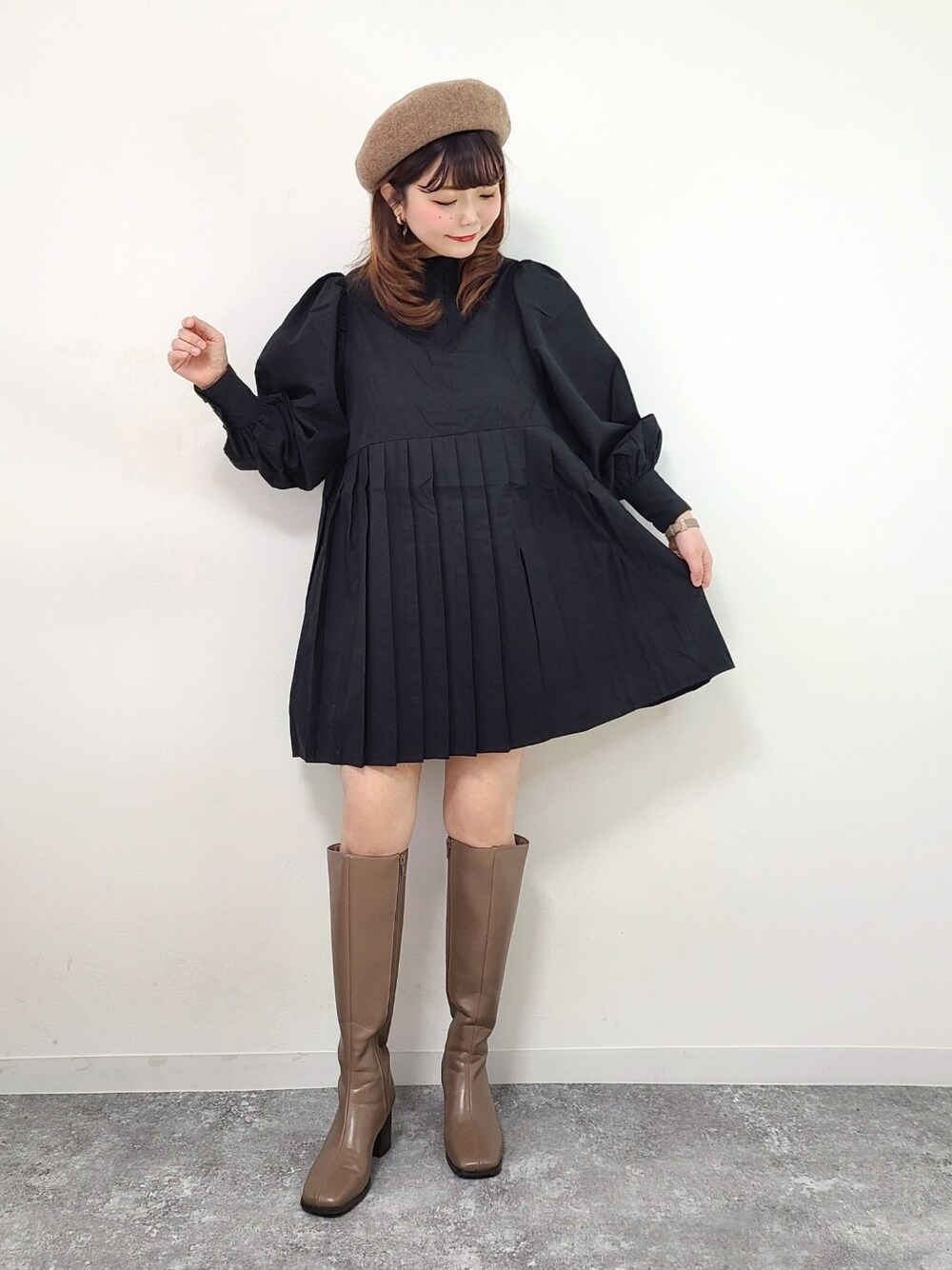 「USポロ、uspolo、GRL、プチプラ、ブーツ、ロングブーツ、ベレー帽、シンプルコーデ、きれいめカジュアル、休日スタイル、ボリューム袖、冬コーデ、私の推しブランド」｜「GRLのアイテム（ワンピース/ドレス、ブラック系）」を使った、パン粉さん（レディース・151cm）の冬コーディネートの1枚目の写真