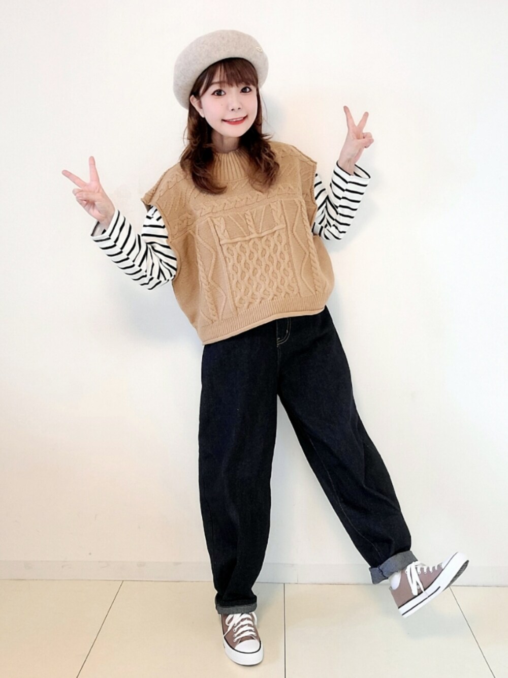 「ラブアンドピース2021、ベスト、ニット、ニットベスト、Crisp、クリスプ、ボーダー、ベレー帽、秋コーデ、秋服準備はじめました、休日スタイル、ベージュ、メンズライク、スニーカーコーデ、プチプラ」｜「polcadotのpolcadot・バスクベレー／フェルトベレー（ハンチング/ベレー帽、ベージュ系）」を使った、パン粉さん（レディース・151cm）の秋コーディネートの1枚目の写真