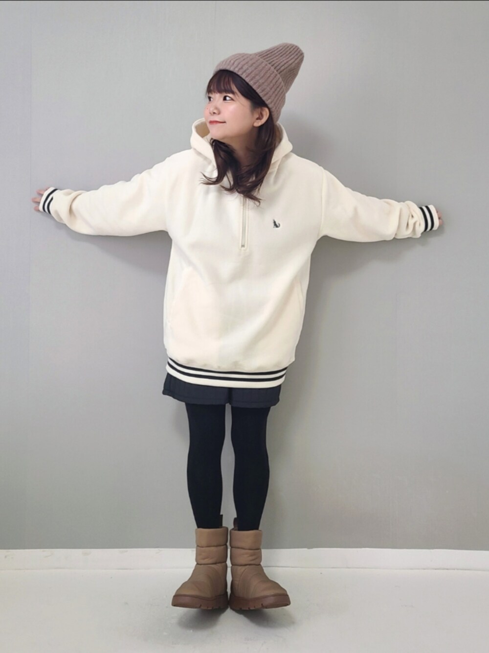 「PR、johnscloset、ジョンズクローゼット、ファッションを楽しもう、ハーフジップ、フリース、パーカー、ブーツ、ニット帽、シンプルコーデ、休日スタイル、冬コーデ」｜「GLOVE HOUSEの【a】ワンポイント刺繍 フリース ラインリブハーフジップフーディ（パーカー、ホワイト系）」を使った、パン粉さん（レディース・151cm）の秋コーディネートの1枚目の写真