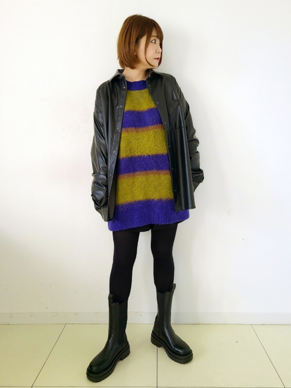 「johnscloset、ジョンズクローゼット、レザーシャツ、レザージャケット、ニット、冬コーデ、休日スタイル、ストリート、私の推しブランド、ブーツ、レザー、モード」｜「Naive magicの【a】テックレザーシャツ（シャツ/ブラウス、ブラック系）」を使った、パン粉さん（レディース・151cm）の冬コーディネートの1枚目の写真
