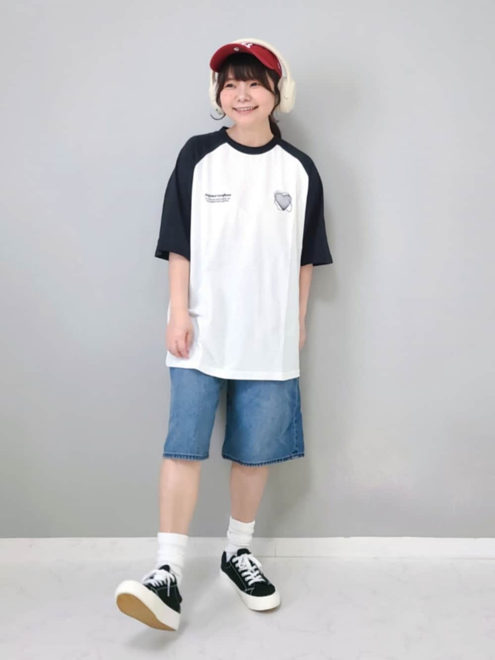ホワイト系のTシャツ/カットソーを着用したレディースの夏コーディネートの1枚目の写真