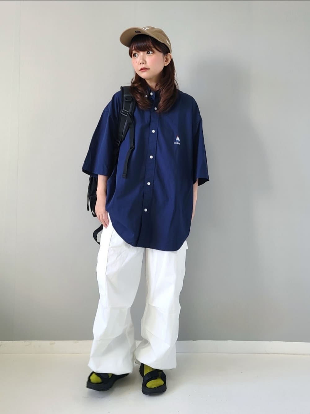 「johnscloset、ジョンズクローゼット、redcapgirl、シャツスタイル、カーゴパンツ、プチプラ、メンズライク、ストリート、キャップ、スポーツサンダル、夏コーデ、休日スタイル、お出かけコーデ」｜「Red Cap Girlの【a-r】〔Red Cap Girl/レッドキャップガール〕ブロード ワンポイント刺繍 オーバーサイズ 半袖BDシャツ（シャツ/ブラウス、ブルー系）」を使った、パン粉さん（レディース・151cm）の夏コーディネートの1枚目の写真
