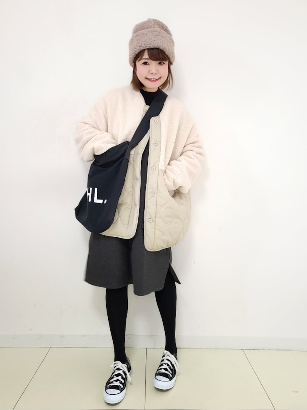 「UR Lab.、urban research lab、アーバンリサーチラボ、アーバンリサーチ、ニット帽、ボアジャケット、キルティングジャケット、あったかコーデ、冬コーデ、休日スタイル、コンバース、スニーカーコーデ、ショルダーバッグ、シンプル、シンプルコーデ」｜「Samansa Mos2のボアロールワッチ（ニットキャップ/ビーニー、ブラウン系）」を使った、パン粉さん（レディース・151cm）の冬コーディネートの1枚目の写真
