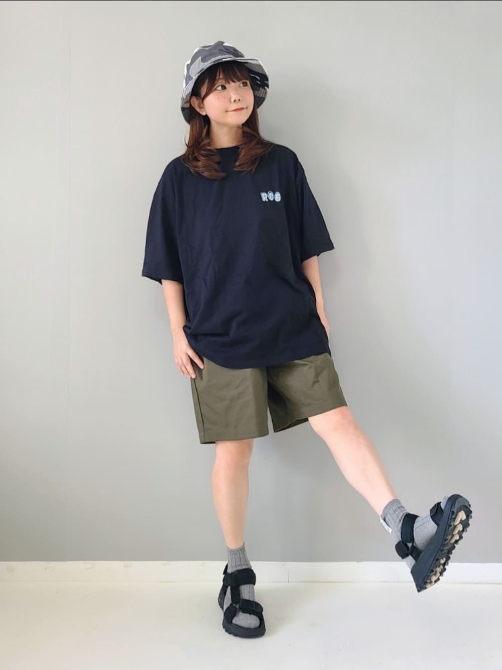 「johnscloset、ジョンズクローゼット、redcapgirl、バケットハット、スポーツサンダル、プリントT、ロゴT、ハーフパンツ、プチプラ、メンズライク、ストリート、夏コーデ、フェスコーデ、お出かけコーデ」｜「Red Cap Girlの【a-r】〔Red Cap Girl/レッドキャップガール〕天竺 バックプリントビッグシルエット半袖Tシャツ/ボックスシルエット（Tシャツ/カットソー、ブラック系）」を使った、パン粉さん（レディース・150cm）の夏コーディネートの1枚目の写真