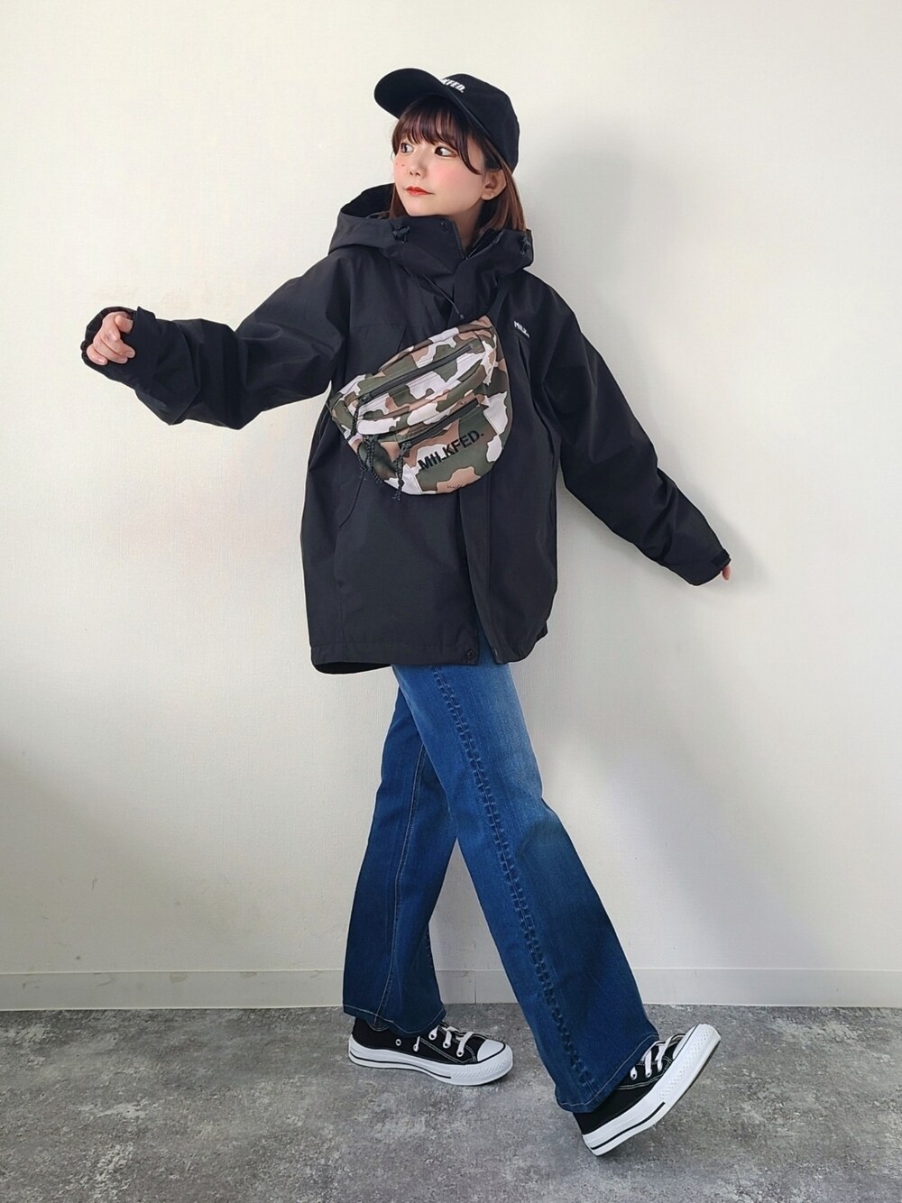 「EDWIN、edwinjapan、エドウィン、いまどきジャケット写真、マウンテンパーカー、春アウター、春コーデ、デニム、シンプルコーデ、休日スタイル、アウトドアスタイル、コンバース、スニーカーコーデ、キャップ」｜「EDWINのessentials ストレッチフレアデニムパンツ（デニムパンツ、ブルー系）」を使った、パン粉さん（レディース・151cm）の春コーディネートの1枚目の写真