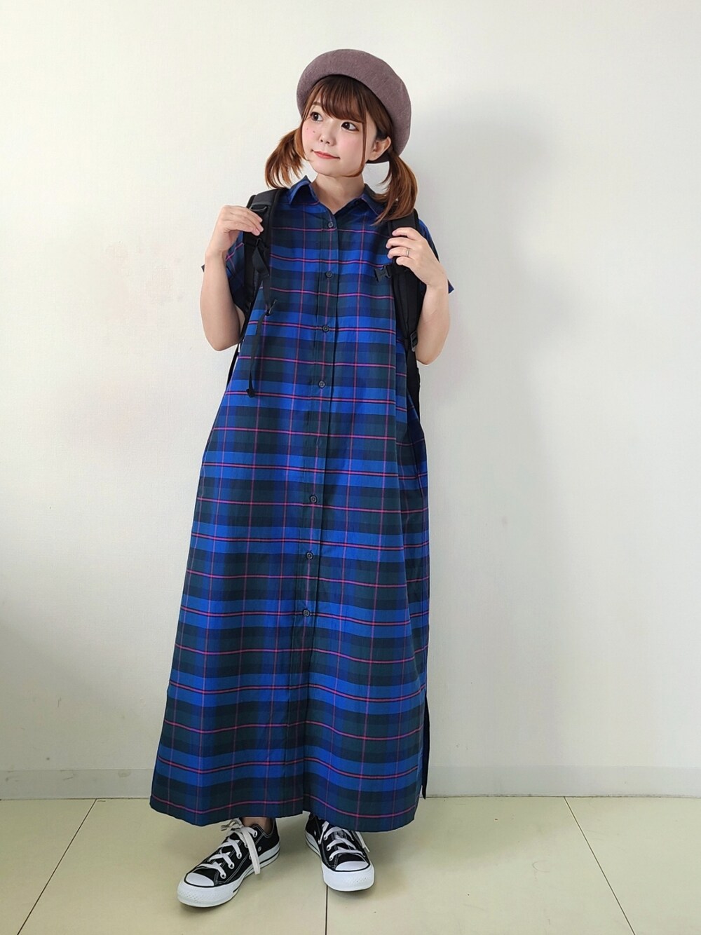 「FORK&SPOON、URBAN RESEARCH DOORS、アーバンリサーチドアーズ、チェック、シャツワンピ、休日スタイル、ベレー帽、コンバース、スニーカーコーデ、チェックワンピース、ゆるコーデ、ロングワンピース、シンプルコーデ」｜「FORK&SPOONのFORK&SPOON　カラーチェックショートスリーブワンピース（ワンピース、ブルー系）」を使った、パン粉さん（レディース・151cm）の夏コーディネートの1枚目の写真