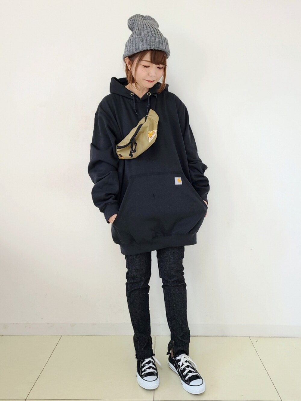 「johnscloset、ジョンズクローゼット、carhartt、カーハート、パーカー、オーバーサイズ、ビッグシルエット、メンズライク、休日スタイル、ニット帽、ストリート、マイベストコーデ2021、スニーカーコーデ、コンバース、シンプル」｜「Carharttの【22】Carhartt/カーハート　ミッドウェイトプルオーバーパーカー（パーカー、ブラック系）」を使った、パン粉さん（レディース・151cm）の冬コーディネートの1枚目の写真
