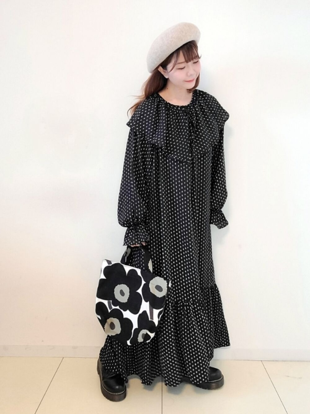 「秋コーデ、URBAN RESEARCH、アーバンリサーチ、ドット、つけ襟、モノトーン、モノトーンコーデ、トートバッグ、ベレー帽、ボリューム袖、ロングワンピース、シンプル、モード、大人ガーリー、休日スタイル」｜「polcadotのpolcadot・バスクベレー／フェルトベレー（ハンチング/ベレー帽、ベージュ系）」を使った、パン粉さん（レディース・151cm）の秋コーディネートの1枚目の写真