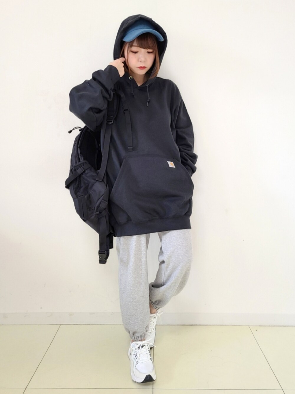 「johnscloset、ジョンズクローゼット、carhartt、パーカー、ストリート、メンズライク、スウェットパンツ、カラーパンツ、休日スタイル、オーバーサイズ、ビッグシルエット、スニーカーコーデ、NIKE、キャップ、私の推しブランド」｜「Carharttの【22】Carhartt/カーハート　ミッドウェイトプルオーバーパーカー（パーカー、ブラック系）」を使った、パン粉さん（レディース・151cm）の冬コーディネートの1枚目の写真