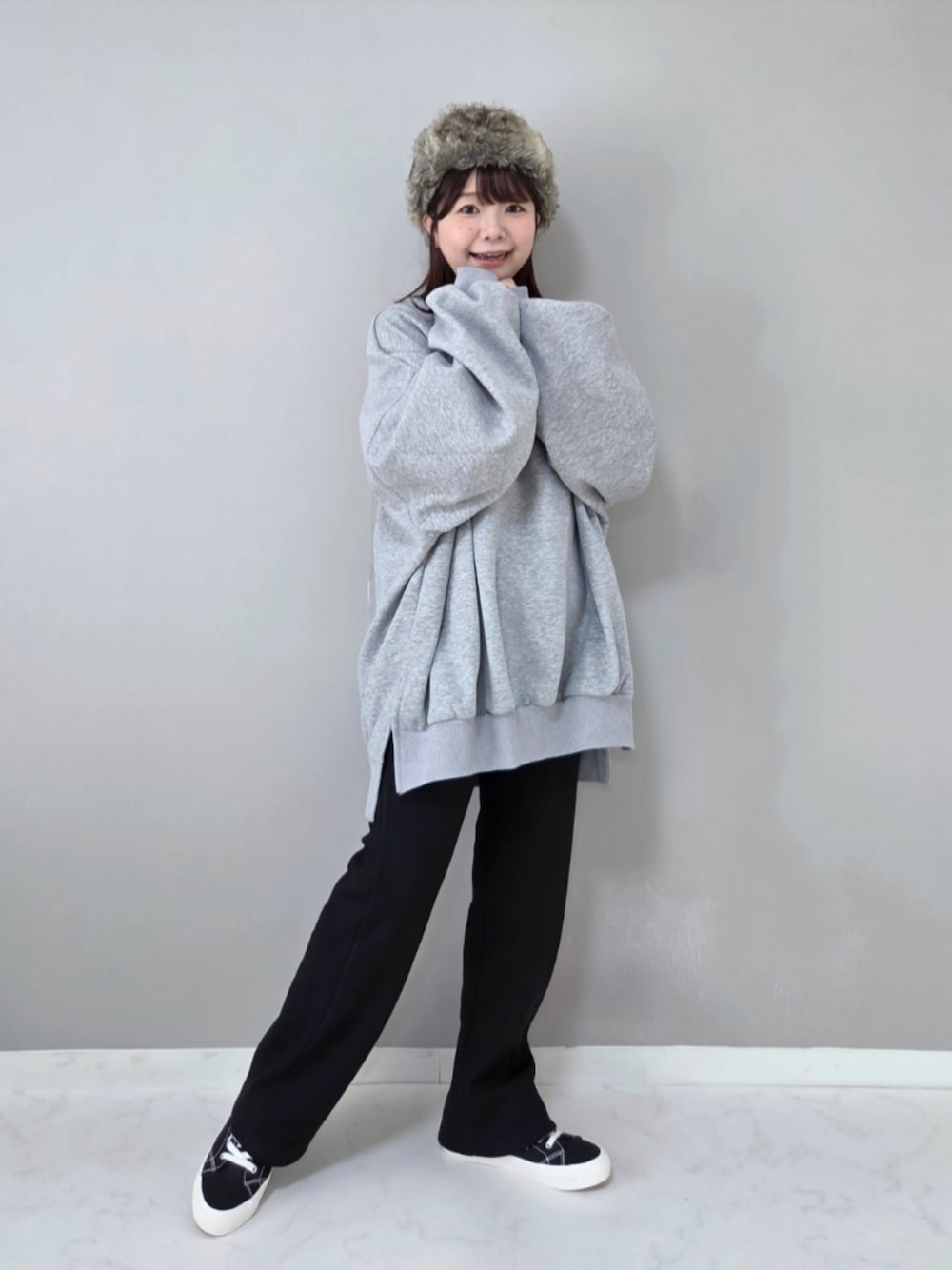 ブラック系のその他パンツ、グレー系のスウェットを着用したレディースの秋コーディネートの1枚目の写真