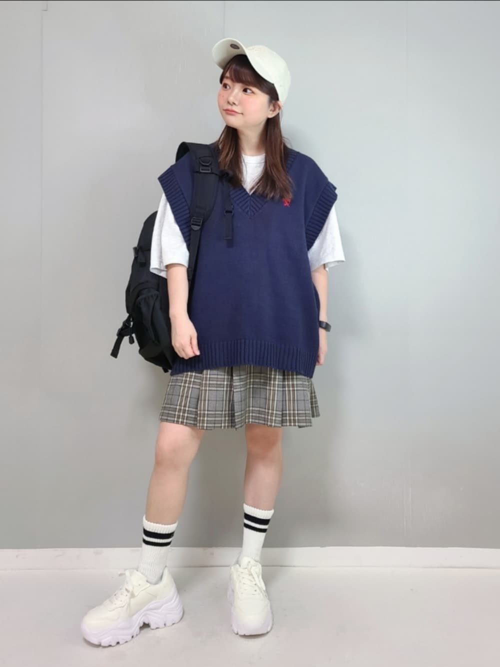 「プチプラ、レイヤードスタイル、ベスト、休日スタイル、シンプルコーデ、お出かけコーデ、スニーカー、スニーカーコーデ、白スニーカー、厚底シューズ、キャップ、スポーツミックス」｜「Javaの《JaVa ジャバコラボ》ワンポイント刺繍カレッジニットベスト（ベスト、ブルー系）」を使った、パン粉さん（レディース・151cm）の春コーディネートの1枚目の写真