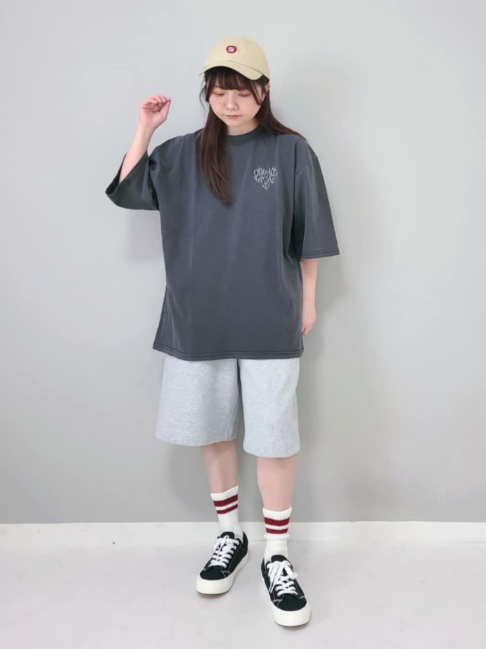 「PR、STARTING OVER、スターティングオーバー、春めき満開コーデ、ハーフパンツ、Tシャツ、ロゴT、シンプルコーデ、低身長、プチプラ、メンズライク、ストリート」｜「Starting OverのPigment hard wash T-shirt/ピグメント ハードウォッシュ 半袖 Tシャツ（Tシャツ/カットソー、グレー系）」を使った、パン粉さん（レディース・151cm）の春コーディネートの1枚目の写真