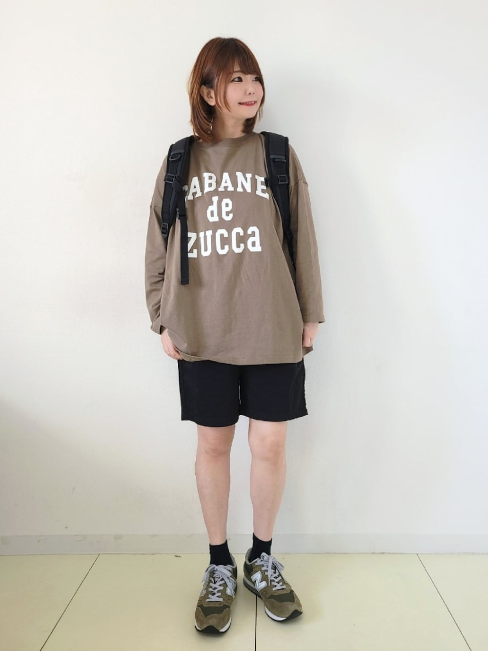 「zucca、zuccatokyo、ズッカ、ロゴT、ロンT、休日スタイル、メンズライク、ストリート、ショートパンツ、New Balance、ニューバランス、スニーカーコーデ、シンプルコーデ、シンプル、春夏コーデ」｜「ZUCCaのカレッジLOGOロンT/長袖Tシャツ（Tシャツ/カットソー、ベージュ系）」を使った、パン粉さん（レディース・151cm）の春コーディネートの1枚目の写真
