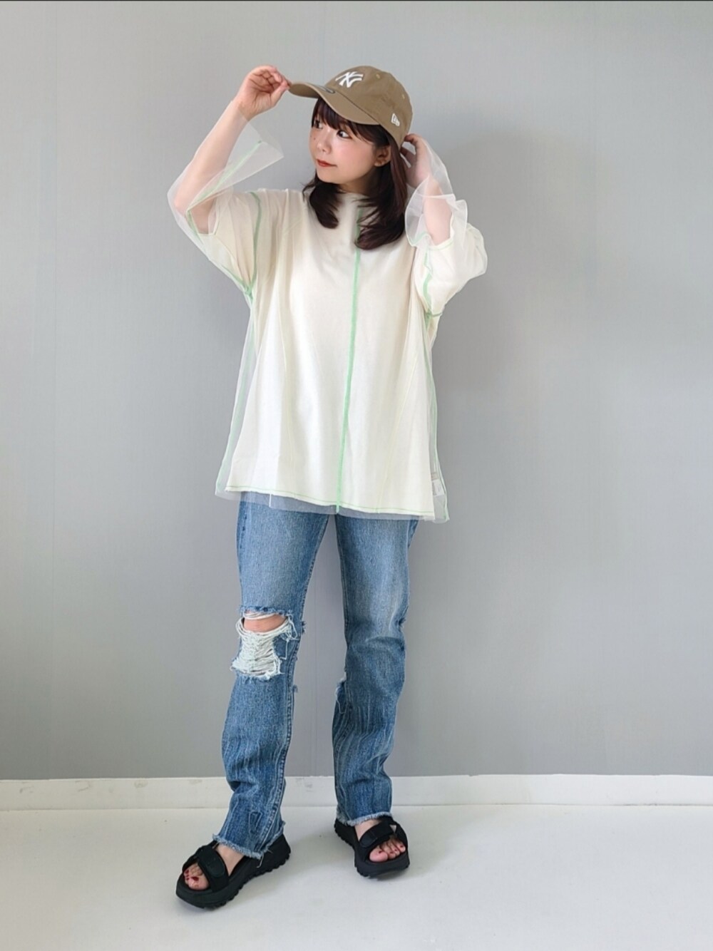 ホワイト系のTシャツ/カットソー、ホワイト系のTシャツ/カットソー、ブルー系のデニムパンツを着用したレディースの夏コーディネートの1枚目の写真