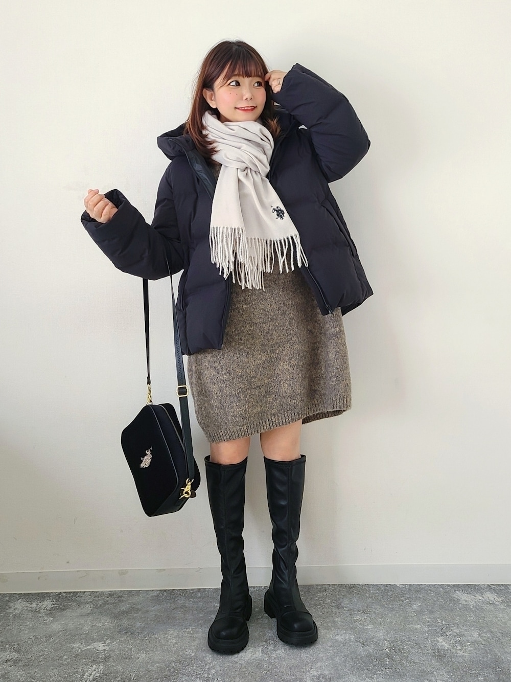 「USポロ、マフラーぐるぐる、ショルダーバッグ、UNIQLO、ダウンジャケット、ユニクロ、ロングブーツ、シンプルコーデ、休日スタイル、クリスマスに着たい服、マイベストコーデ2022、冬コーデ、コーデュロイ、あったかコーデ」｜「U.S. POLO ASSN.の【U.S. POLO ASSN.】 ユーエスポロアッスン　カシミヤタッチストール　マフラー　USPA-2011（マフラー、グレー系）」を使った、パン粉さん（レディース・151cm）の冬コーディネートの1枚目の写真