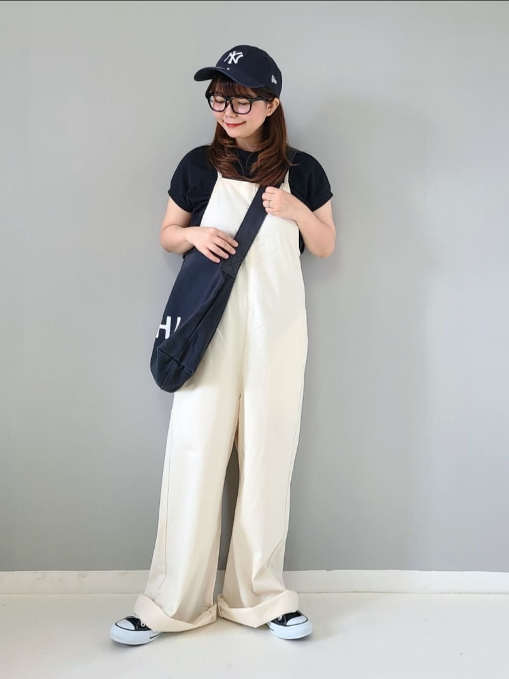 「Lee、leejapan、サロペット、モノトーン、モノトーンコーデ、ショルダーバッグ、メガネ女子、キャップ、スニーカー、コンバース、初夏コーデ、シンプルコーデ、休日スタイル」｜「Leeのキャミソールサロペット（サロペット/オーバーオール、ホワイト系）」を使った、パン粉さん（レディース・151cm）の春コーディネートの1枚目の写真
