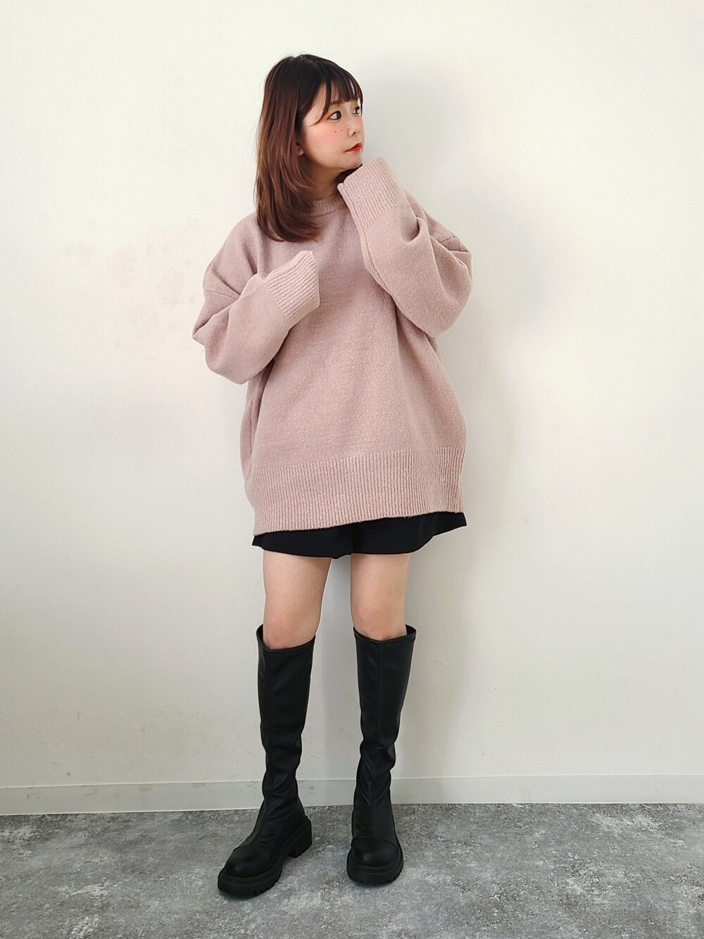 「プチプラ、GRL、ニット、ロングブーツ、クリスマスに着たい服、マイベストコーデ2022、休日スタイル、シンプルコーデ、きれいめカジュアル、ゆるコーデ、ショートパンツ」｜「GRLのアイテム（ニット/セーター、ピンク系）」を使った、パン粉さん（レディース・151cm）の冬コーディネートの1枚目の写真