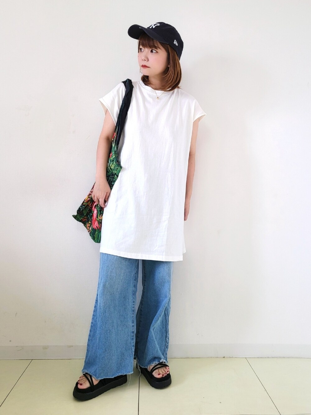 「reca、recaコーデ、夏コーデ、LHME、キャップ、NEW ERA、シンプルコーデ、厚底サンダル、休日スタイル、プチプラ、夏だ！Tシャツ着よう！」｜「recaのヘビー天竺ビックシルエットフレンチスリーブトップス（Tシャツ/カットソー、ホワイト系）」を使った、パン粉さん（レディース・151cm）の夏コーディネートの1枚目の写真