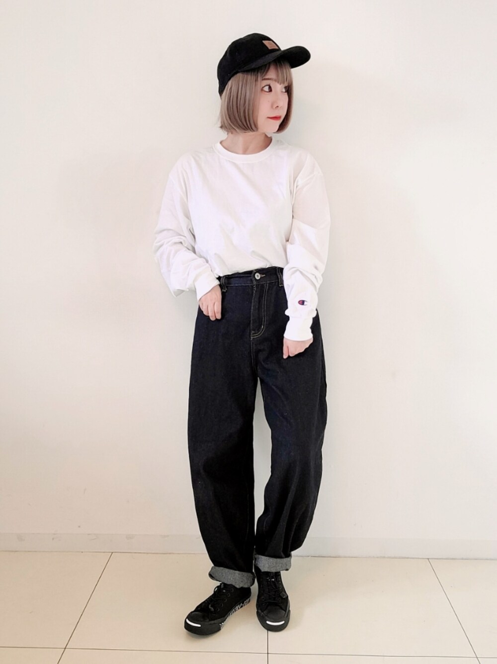 「MONO-MART、モノマート、モノマート(MONO-MART)、チャンピオン、ロンT、シンプル、ストリート、メンズライク、キャップ、zucca、Champion、秋服準備はじめました、コンバース、モード、モノトーン」｜「Libra Cueのデニムバルーンパンツ（デニムパンツ、ブルー系）」を使った、パン粉さん（レディース・151cm）の秋コーディネートの1枚目の写真