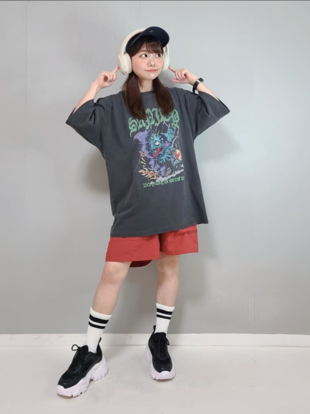 「PR、STARTING OVER、スターティングオーバー、プリントT、古着MIX、Tシャツ、ハーフパンツ、ショートパンツ、スニーカー、スニーカーコーデ、キャップ、ストリート、プチプラ、休日スタイル、夏コーデ」｜「Starting OverのPigment hard wash T-shirt/ピグメント ハードウォッシュ 半袖 Tシャツ（Tシャツ/カットソー、ブラック系）」を使った、パン粉さん（レディース・151cm）の春コーディネートの1枚目の写真