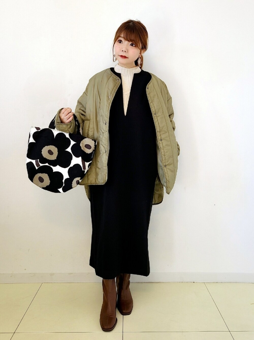 「chacocloset、チャコクローゼット、キルティング、キルティングコート、キルティングジャケット、URBAN RESEARCH DOORS、アーバンリサーチドアーズ、FORK&SPOON、きれいめカジュアル、ジャンパースカート、トートバッグ、休日スタイル、タートルネック、秋冬コーデ、シンプル」｜「Chaco closetのオーバーサイズキルティングサイドスリットリバーシブルノーカラーコート 2021WINTER（ノーカラージャケット、グリーン系）」を使った、パン粉さん（レディース・151cm）の秋コーディネートの1枚目の写真