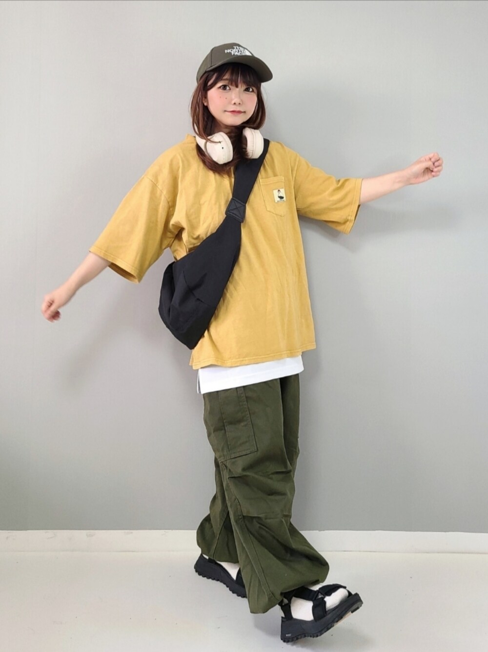 「johnscloset、ジョンズクローゼット、redcapgirl、お出かけコーデ日記、ストリート、メンズライク、プチプラ、カーゴパンツ、レイヤードスタイル、GU、キャップ、スポーツミックス、スボーツサンダル、休日スタイル、初夏コーデ」｜「Red Cap Girlの【a-r】〔Red Cap Girl/レッドキャップガール〕ヘビーウェイト天竺 ワンポイント刺繍 ピグメントTシャツ（Tシャツ/カットソー、イエロー系）」を使った、パン粉さん（レディース・151cm）の春コーディネートの1枚目の写真