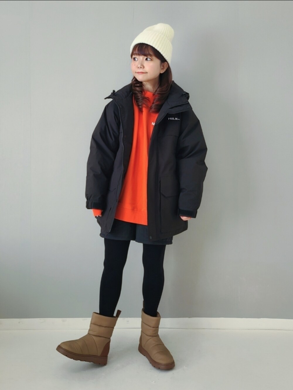 「冬アウター、冬コーデ、ニット帽、ストリート、ブーツ、マイベストコーデ2023、クリスマスに着たい服、ダウンジャケット、休日スタイル、シンプルコーデ、ダウン」｜「MILKFED.のSTENCIL LOGO WIDE SWEAT TOP（スウェット、オレンジ系）」を使った、パン粉さん（レディース・151cm）の冬コーディネートの1枚目の写真