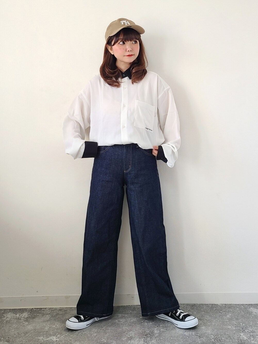 「シャツスタイル、johnscloset、ジョンズクローゼット、redcapgirl、シンプルコーデ、GU、休日スタイル、メンズライク、ビッグシルエット、プチプラ、キャップ、スニーカーコーデ、コンバース、モノトーン、春服みてみて」｜「Red Cap Girlの【a-r】〔Red Cap Girl/レッドキャップガール〕ナチュラルストレッチポリエステル RCGバックプリント ルーズサイズシャツ 長袖（シャツ/ブラウス、ホワイト系）」を使った、パン粉さん（レディース・151cm）の春コーディネートの1枚目の写真