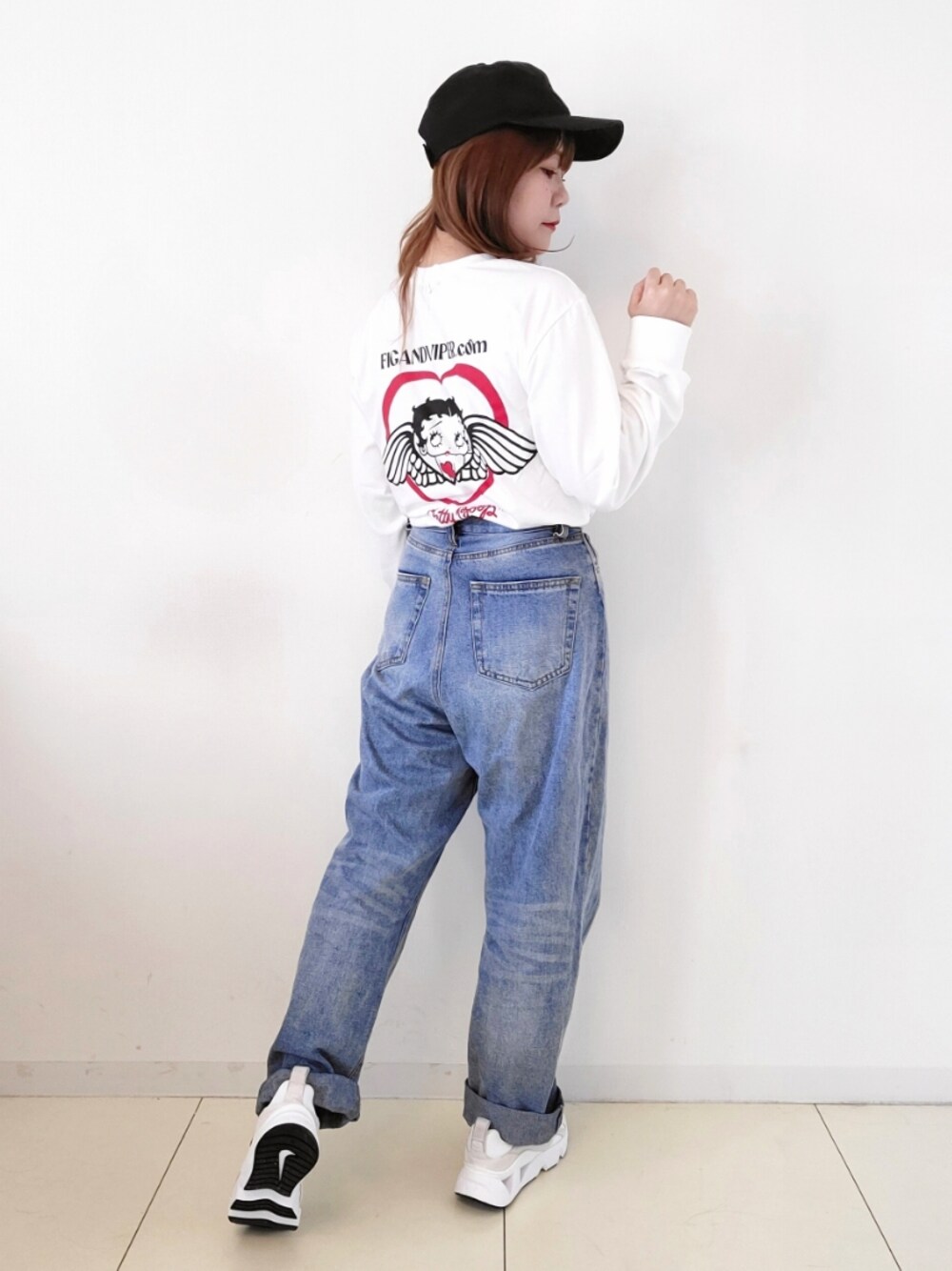 ブルー系のデニムパンツ、ホワイト系のTシャツ/カットソー、ホワイト系のスニーカーを着用したレディースの秋コーディネートの1枚目の写真