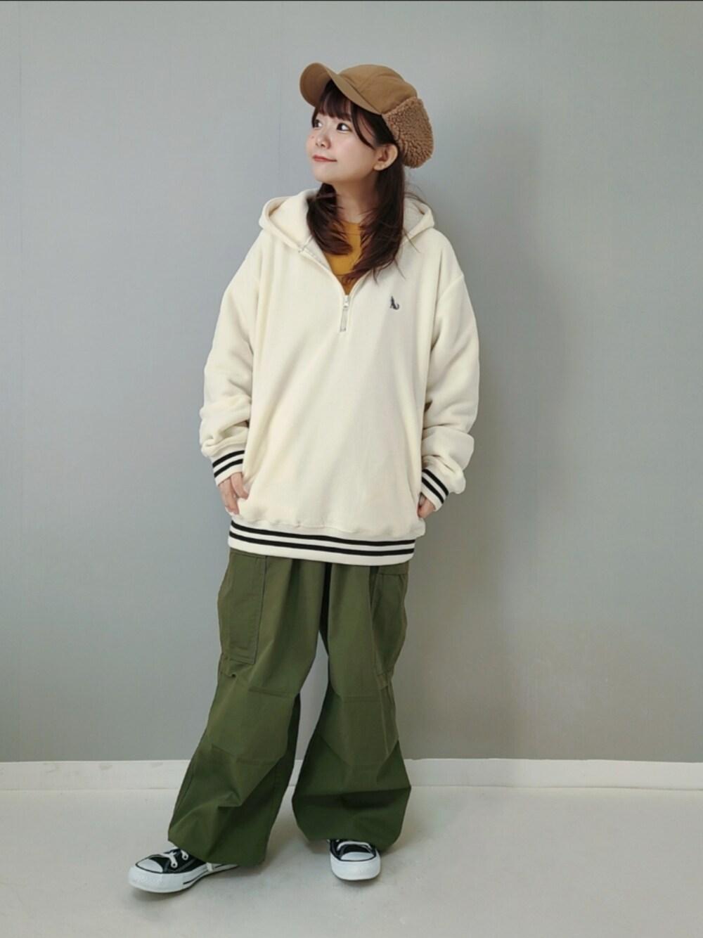 「PR、johnscloset、ジョンズクローゼット、ファッションを楽しもう、パーカー、フリース、レイヤードスタイル、休日スタイル、フライトキャップ、カーゴパンツ、スニーカー、ストリート、メンズライク、ビッグシルエット、スポーツミックス」｜「GLOVE HOUSEの【a】ワンポイント刺繍 フリース ラインリブハーフジップフーディ（パーカー、ホワイト系）」を使った、パン粉さん（レディース・151cm）の秋コーディネートの1枚目の写真