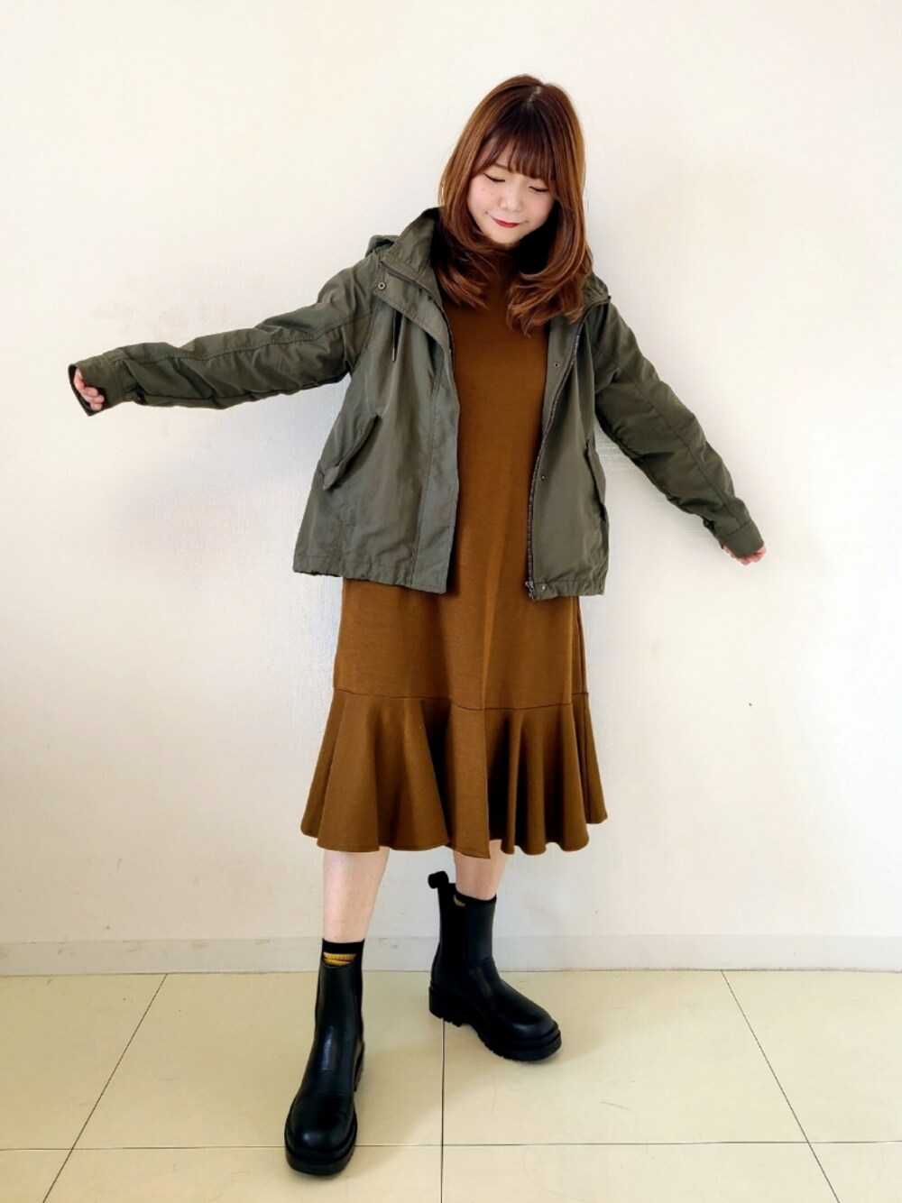 「FbyROSSO、エフバイロッソ、Sonny　Label、サニーレーベル、Fabby fabby、ブーツ、サイドゴアブーツ、ショートブーツ、マウンテンパーカー、秋コーデ、ブラウン色に染まれ、カーキ、休日スタイル、きれいめカジュアル、ブーツスタイル」｜「F by ROSSOの【高身長向け40サイズあり】F by ROSSO　裾フレアワンピース（ワンピース、ブラウン系）」を使った、パン粉さん（レディース・151cm）の秋コーディネートの1枚目の写真