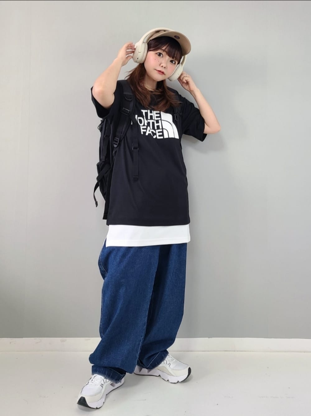「WEGO、ウィゴー(WEGO)、デニム、デニムパンツ、PR、ストリート、メンズライク、レイヤードスタイル、初夏コーデ、キャップ、プチプラ、スニーカー、白スニーカー、休日スタイル、低身長」｜「WEGOのWEGO/バギーパンツ（デニムパンツ、ブルー系）」を使った、パン粉さん（レディース・151cm）の春コーディネートの1枚目の写真