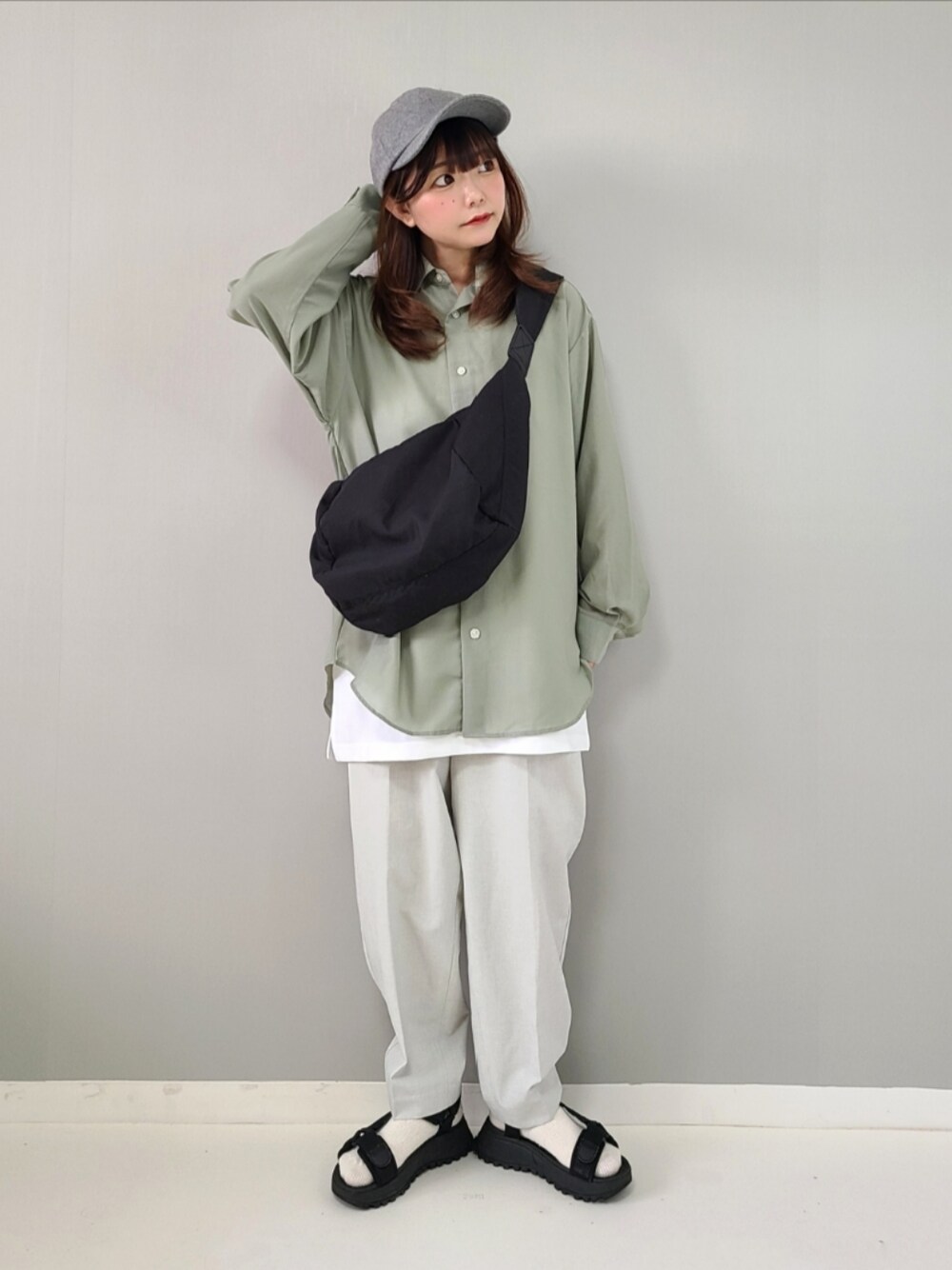 「お出かけコーデ日記、GU、GUコーデ、プチプラ、休日スタイル、メンズライク、レイヤードスタイル、淡色コーデ、ショルダーバッグ、スポーツミックス、スポーツサンダル、初夏コーデ、キャップ、シアートップス、春夏コーデ」｜「GUのアイテム（シャツ/ブラウス、グリーン系）」を使った、パン粉さん（レディース・151cm）の春コーディネートの1枚目の写真