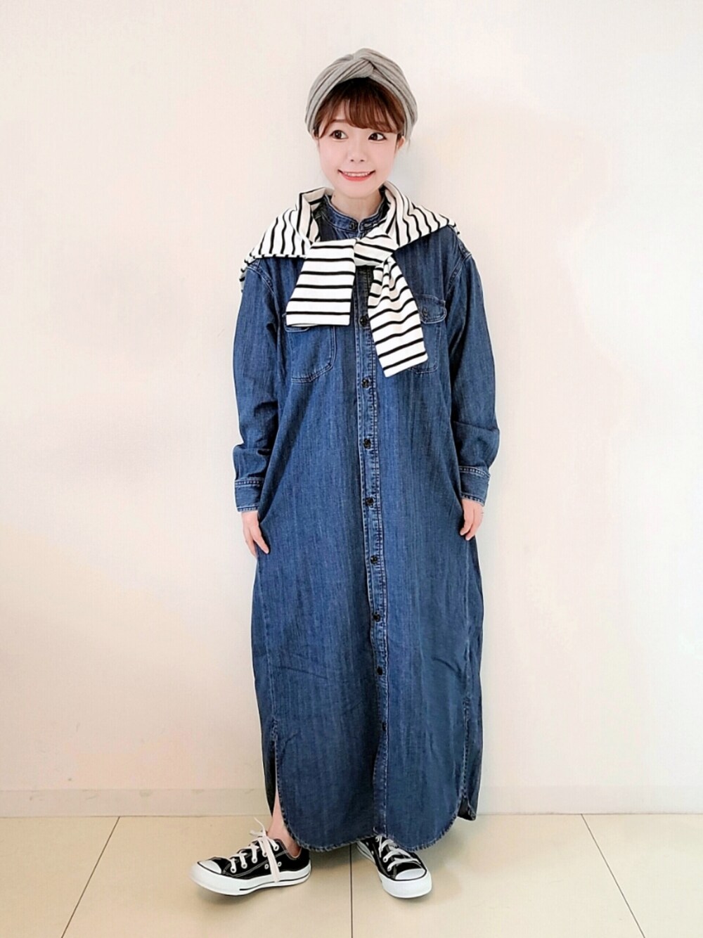 「URBAN RESEARCH ROSSO、アーバンリサーチロッソ、ボーダー、コンバース、スニーカーコーデ、デニムワンピース、秋コーデ、秋服準備はじめました、秋トレンド2021、休日スタイル、シャツワンピ、シンプル、ロングワンピース、デニム、秋服」｜「CONVERSEのCONVERSE コンバース オール スター オックス / ALL STAR OX(BLACK) 32160321（スニーカー、ブラック系）」を使った、パン粉さん（レディース・151cm）の秋コーディネートの1枚目の写真
