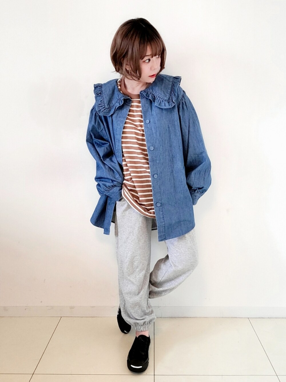 「URBAN RESEARCH、アーバンリサーチ、フリルカラー、ビッグカラー、reca、ボーダー、スウェットパンツ、ジョカーパンツ、スニーカーコーデ、メンズライク、ストリート、秋コーデ、秋服準備はじめました、デニムジャケット、ラフ」｜「SONAのSONYUNARA(ソニョナラ)バンディング神ジョガーパンツ（スウェットパンツ、グレー系）」を使った、パン粉さん（レディース・151cm）の秋コーディネートの1枚目の写真