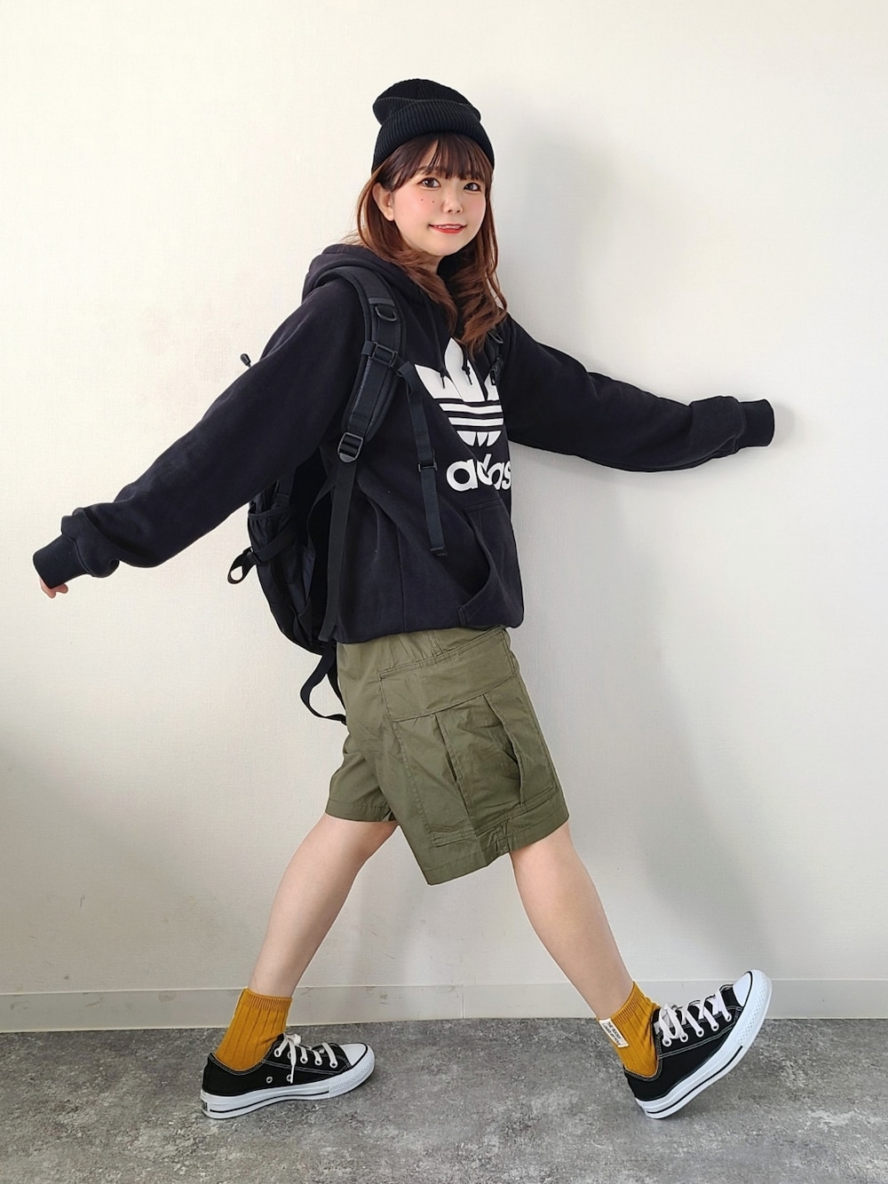 「GU、GUコーデ、春服デビュー宣言、春コーデ、春服みてみて、ハーフパンツ、プチプラ、パーカー、スニーカーコーデ、コンバース、休日スタイル、メンズライク、ストリート、カーゴパンツ、adidas」｜「GUのアイテム（カーゴパンツ、グリーン系）」を使った、パン粉さん（レディース・151cm）の春コーディネートの1枚目の写真